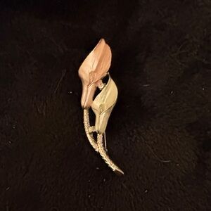 Elegant Two-Tone Floral Brooch